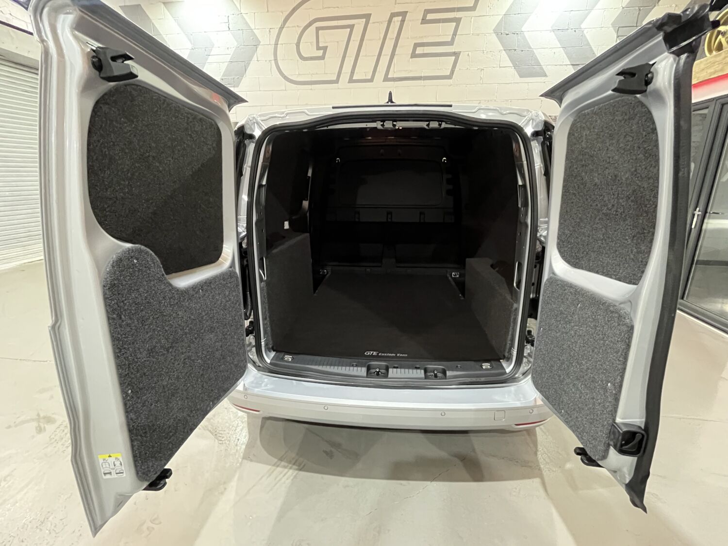2023 (73) - VW Caddy Commerce Pro 122 DSG - GTE-R - GTE Custom Vans